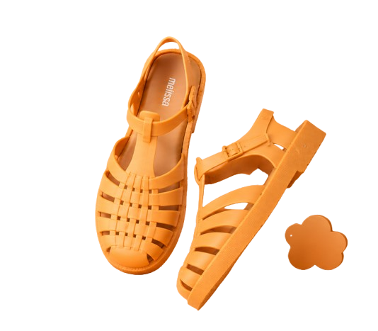 Menina com look infantil Mini Melissa
